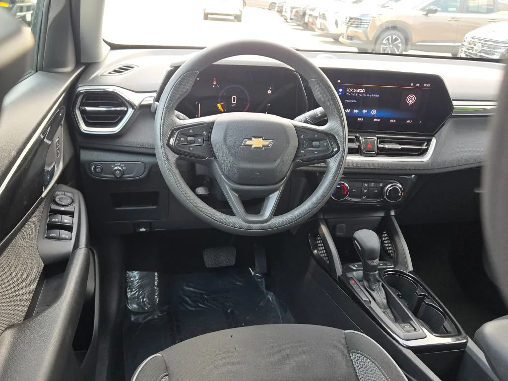 Used 2025 White Chevrolet LT image 16