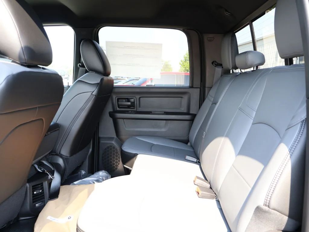 New 2026 Diamond Black Crystal Pearl-Coat Exterior Paint RAM Tradesman image 14