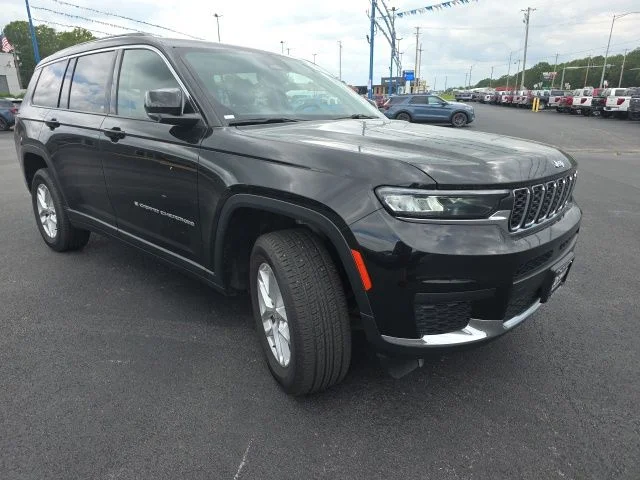 Used 2023 Diamond Black Jeep Laredo image 3
