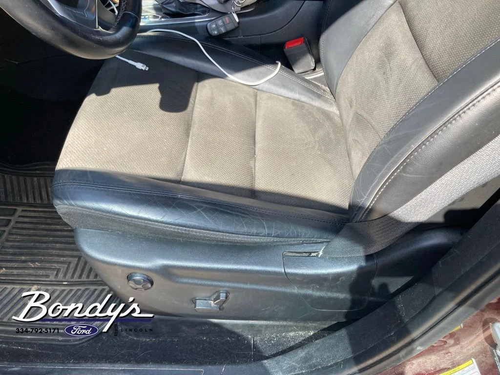 Used 2021 Velvet Jeep Laredo X image 6