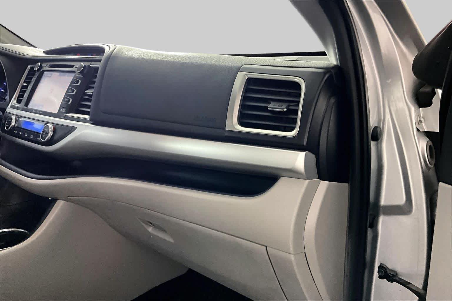 Used 2019 Celestial Silver Metallic Toyota XLE image 18