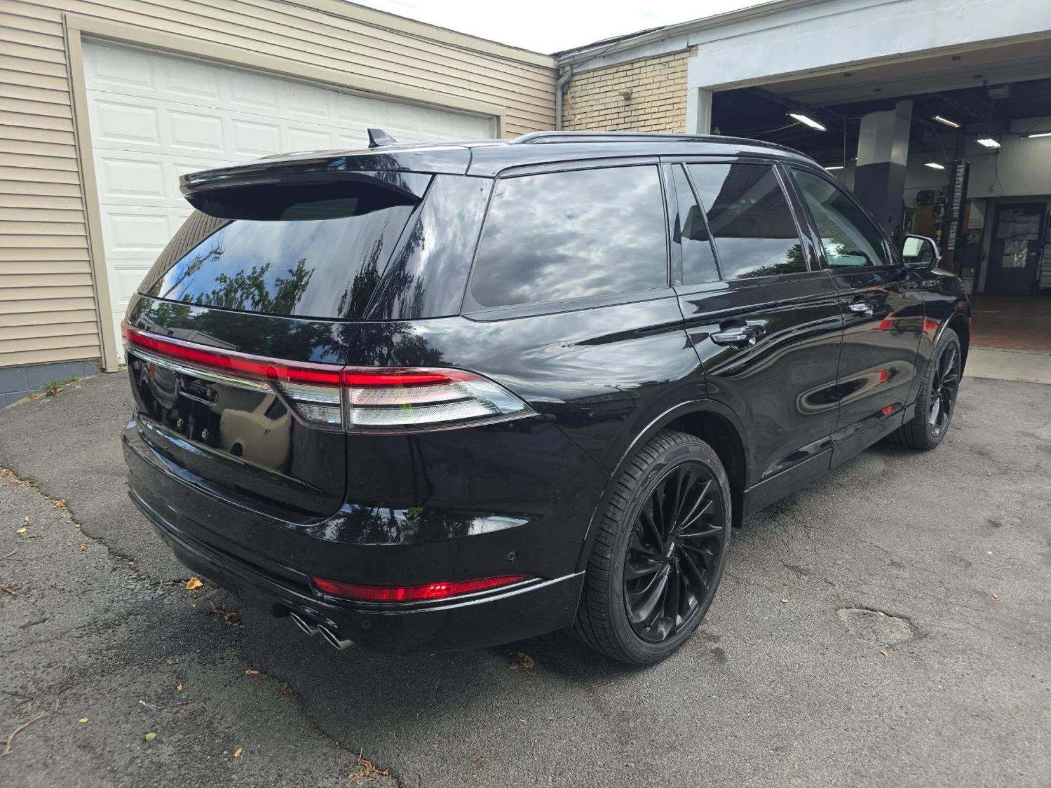 Used 2023 Infinite Black Metallic Lincoln Reserve image 3