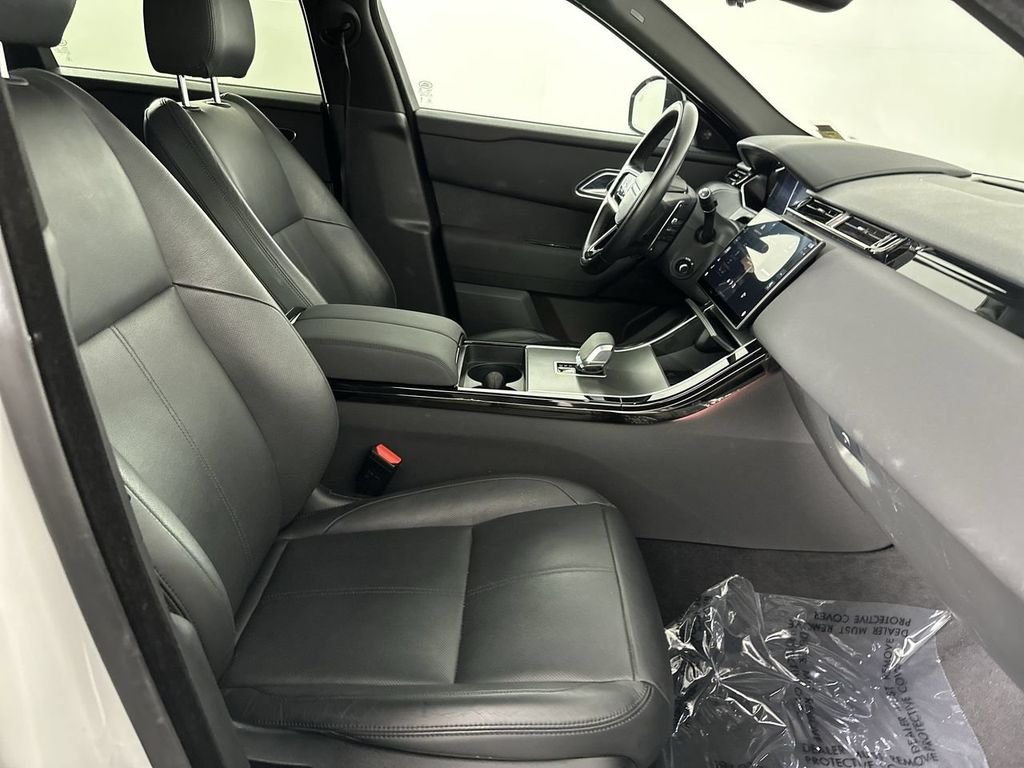 Used 2025  Land Rover Dynamic SE image 17