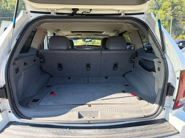 Used 2005 White Jeep Laredo image 32