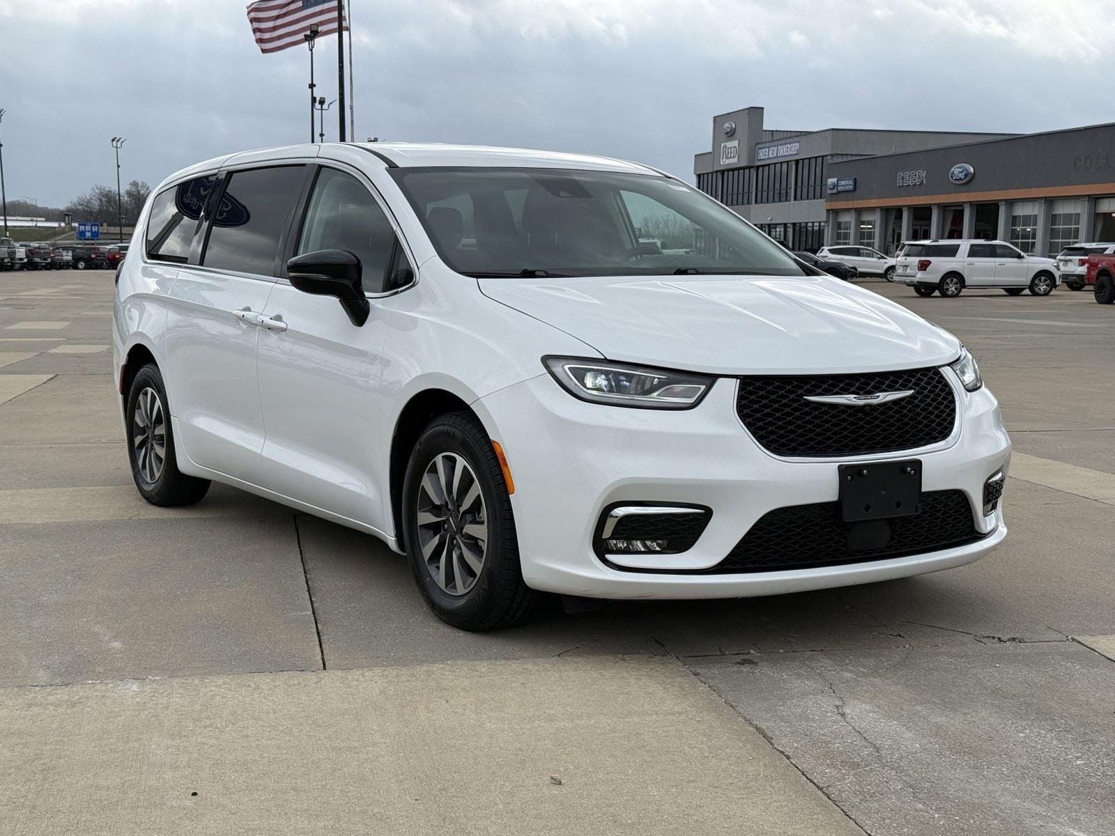 Used 2024 Chrysler Pacifica PHEV Select with VIN 2C4RC1S78RR118234 for sale in Kansas City