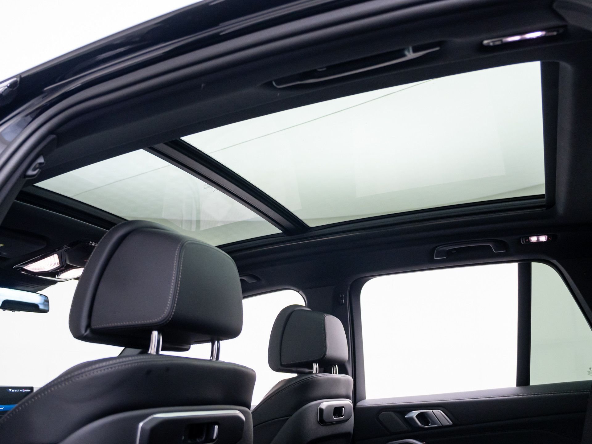 New 2026 Black Sapphire Metallic BMW xDrive50e image 19