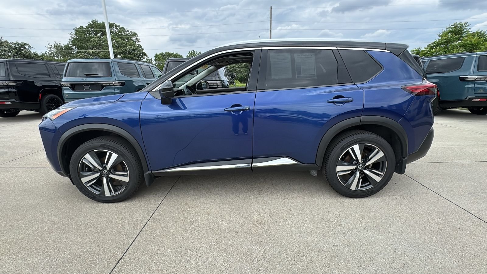 Used 2021 Blue Nissan SL image 6