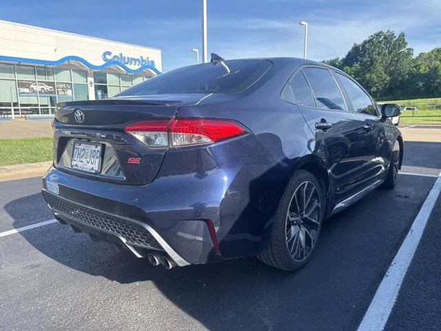 Used 2020  Toyota SE image 4