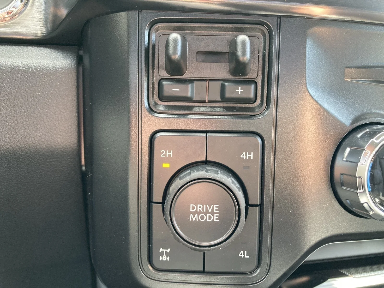 New 2026 Glacier Gray Metallic Tri-Coat Ford F-350® Lariat® image 25