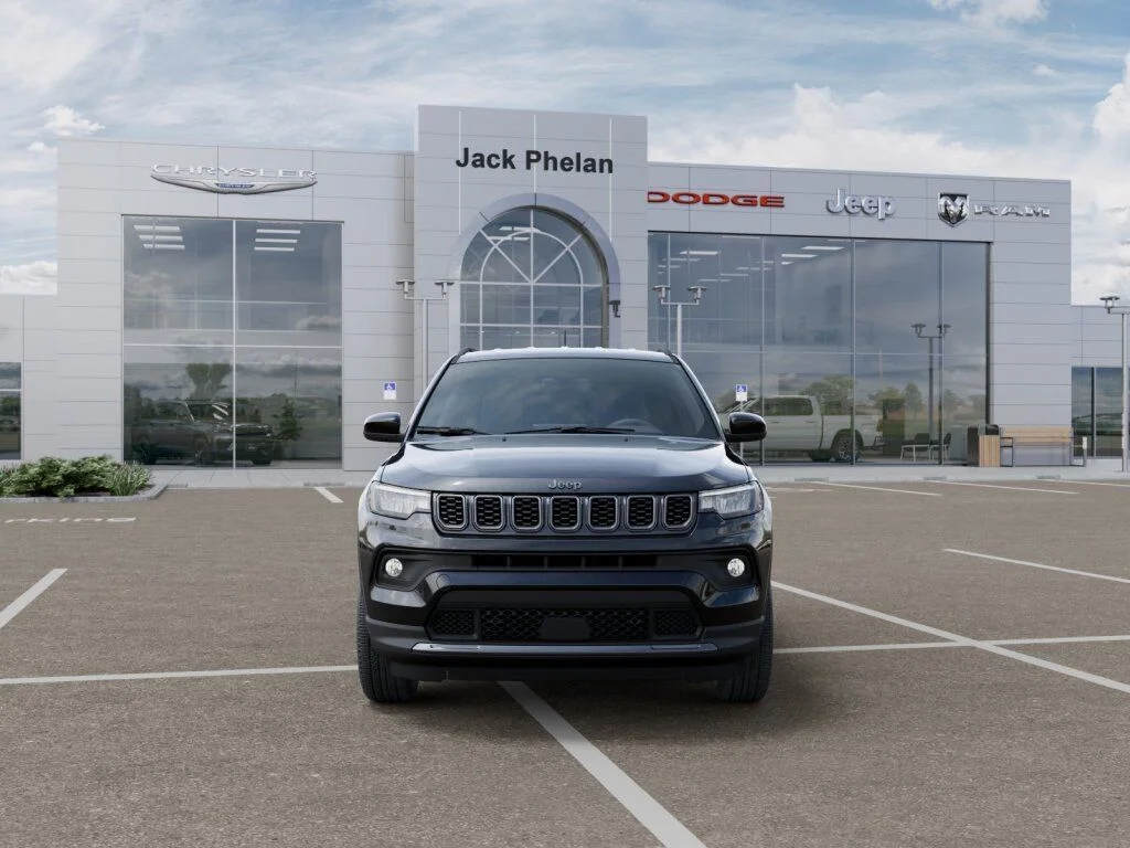 New 2026 Diamond Black Crystal Pearl-Coat Exterior Paint Jeep Latitude image 6