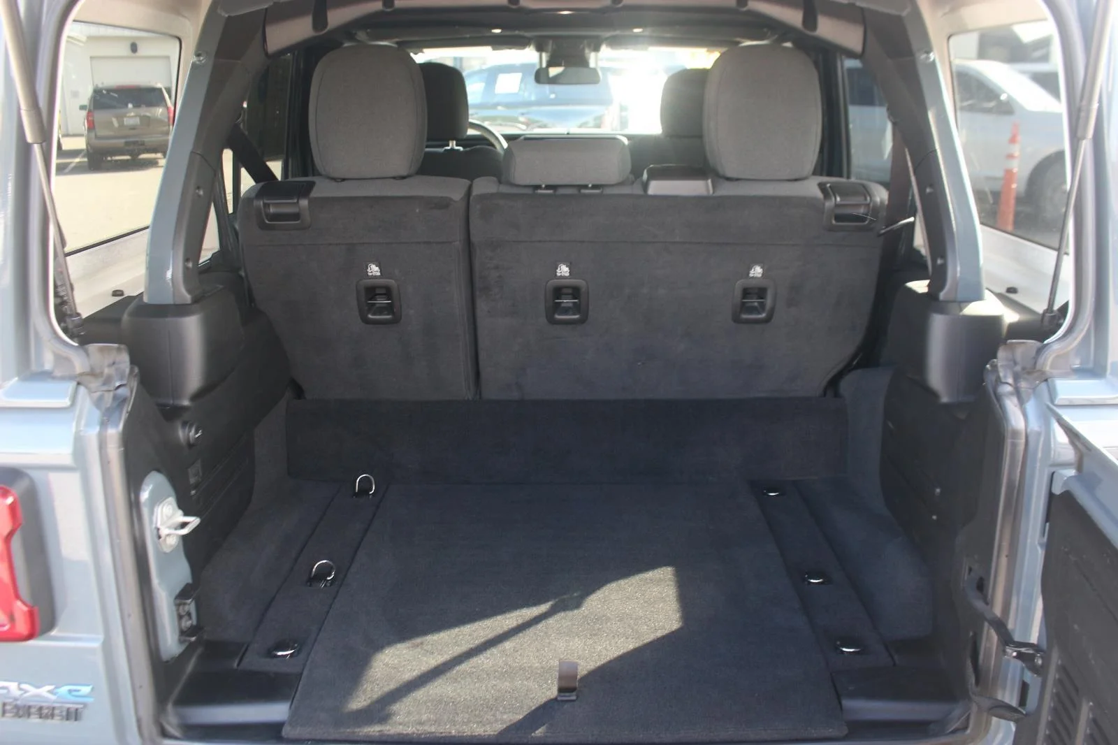 Used 2024 Grey Jeep Sahara image 10