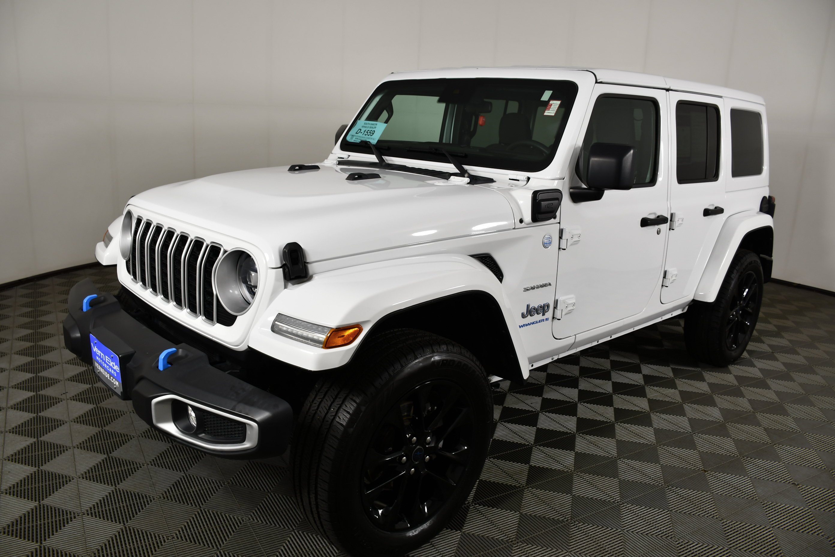 Used 2024 Bright White Clearcoat Jeep Sahara image 10