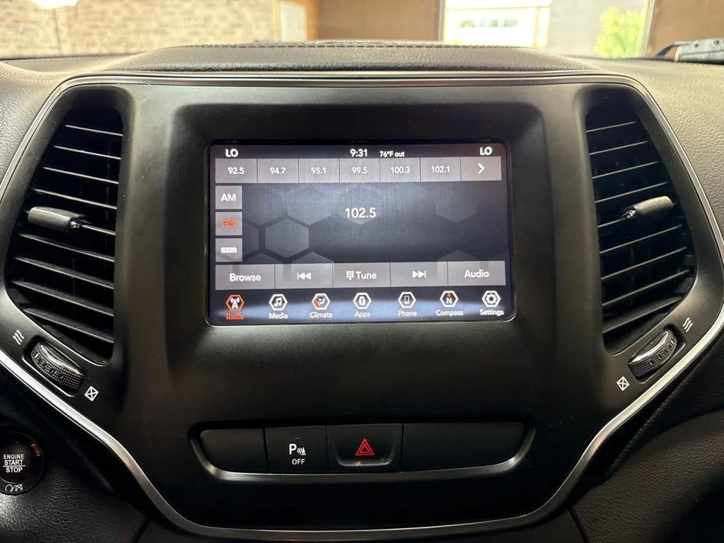 Used 2019 Light Brownstone Pearlcoat Jeep Latitude Plus image 19