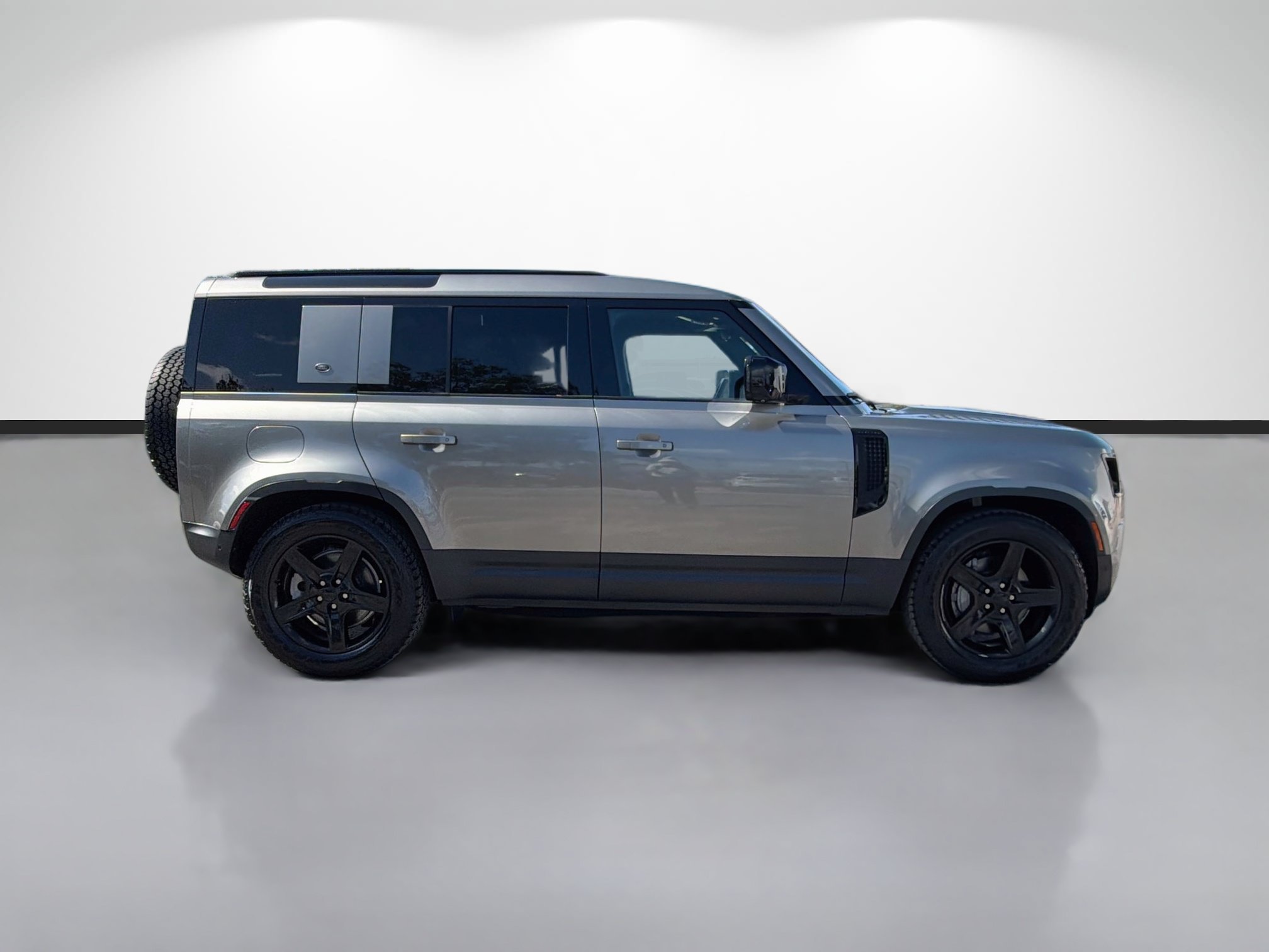 Used 2023 Silicon Silver Premium Metallic Land Rover SE image 2