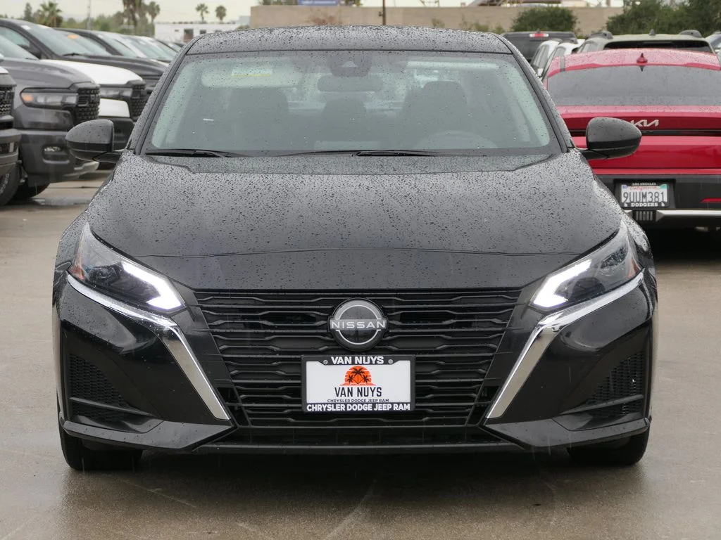 Used 2024 Super Black Nissan 2.5 SV image 3