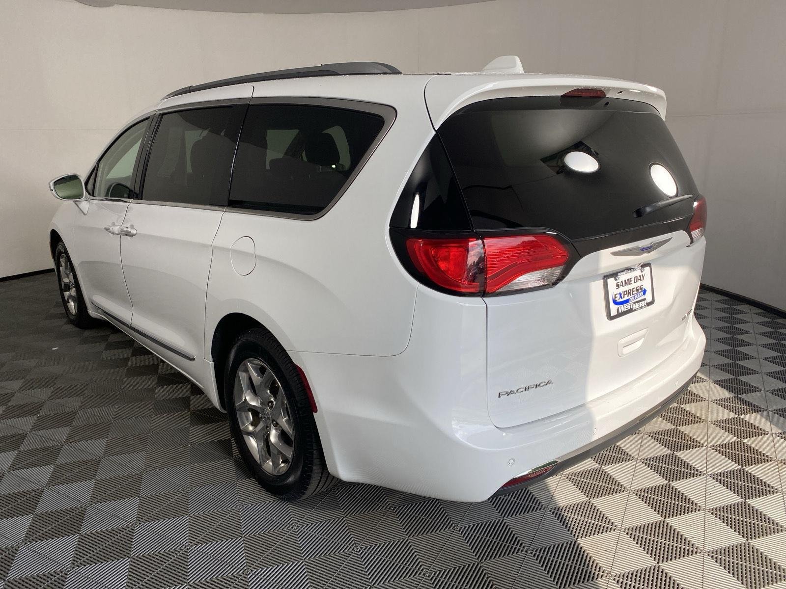 Used 2019 Bright White Clearcoat Chrysler Limited image 15