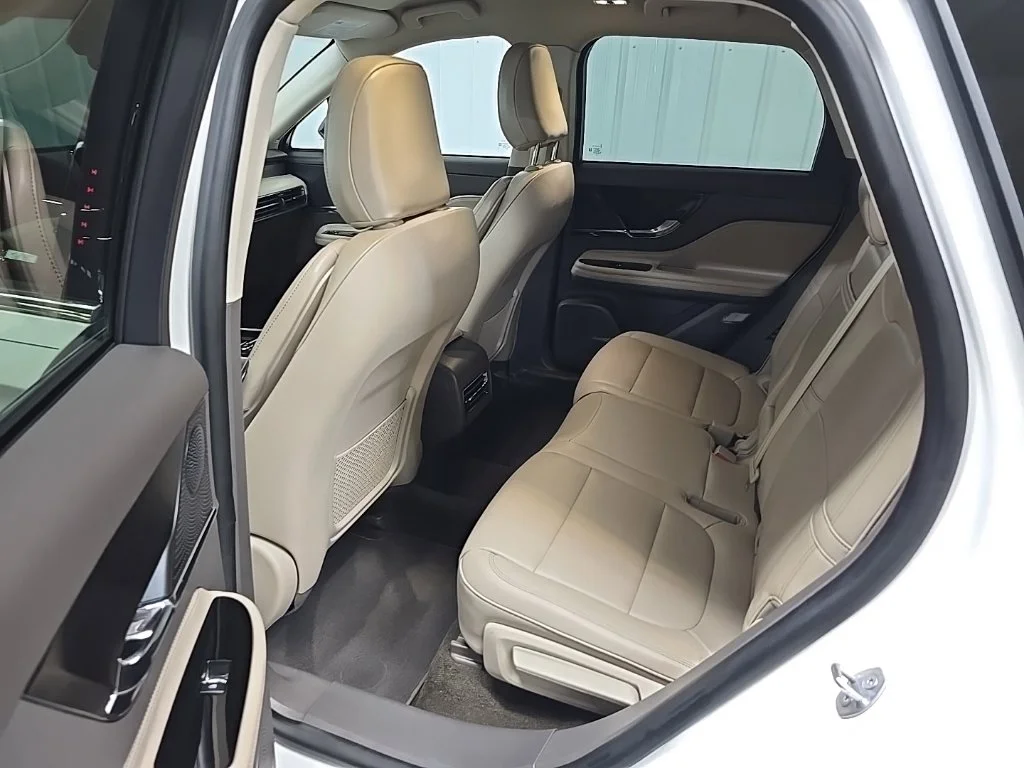Used 2023 White Lincoln Standard image 32