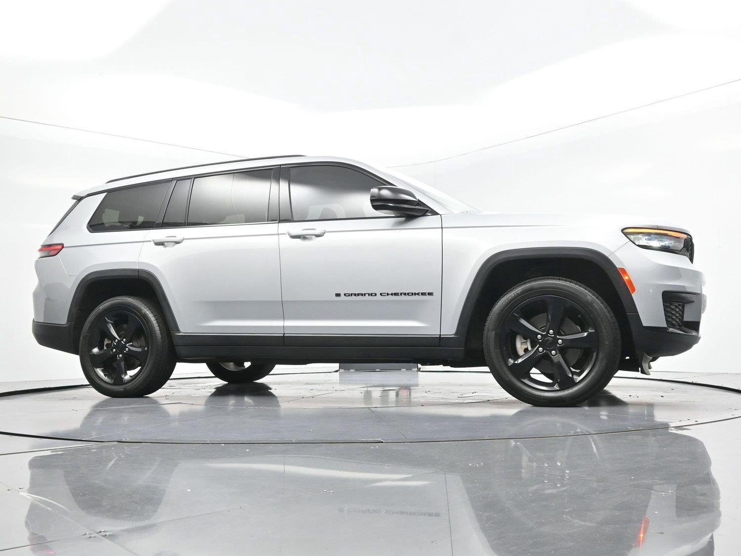 Used 2021 Silver Jeep Altitude image 40