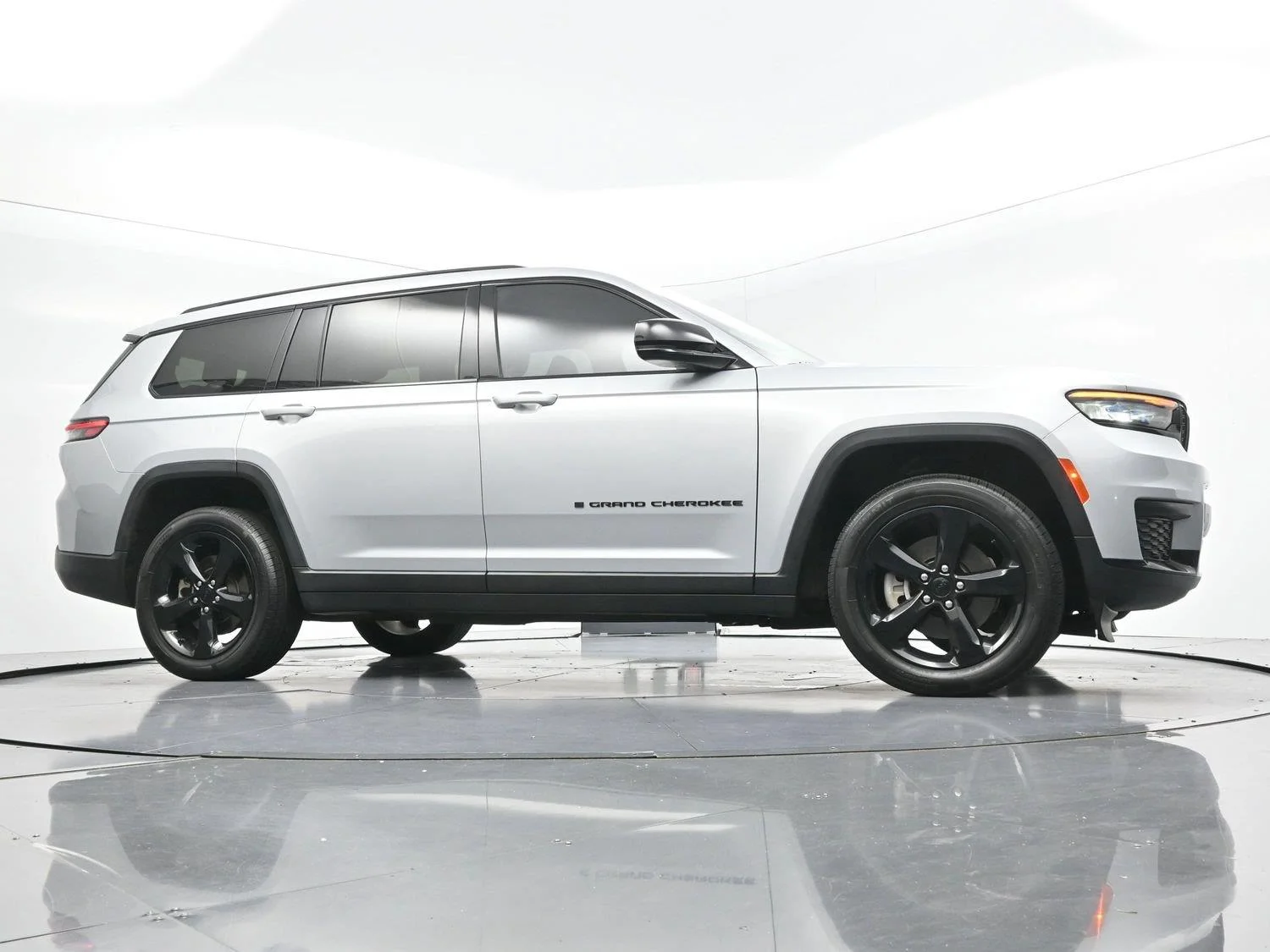 Used 2021 Silver Jeep Altitude image 40