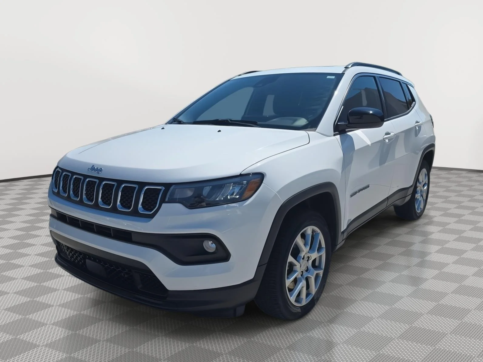 Used 2023  Jeep Latitude Lux image 3