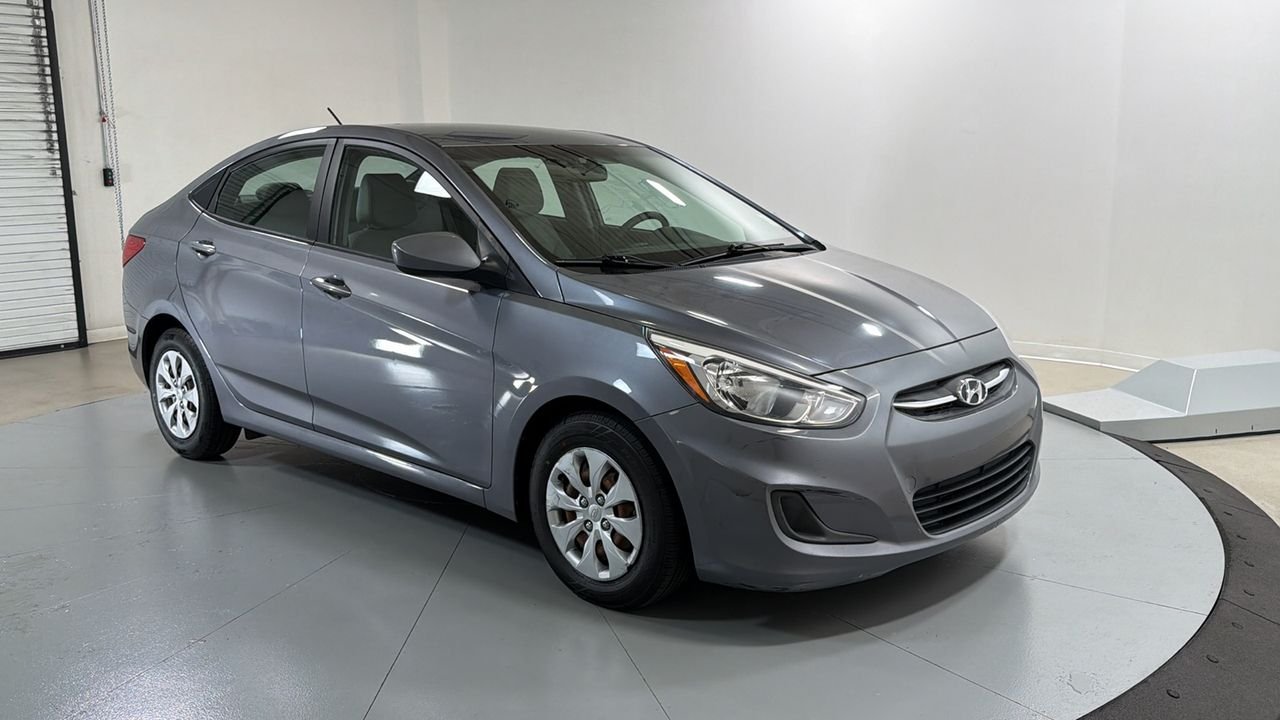 Used 2017 Gray Hyundai SE image 3