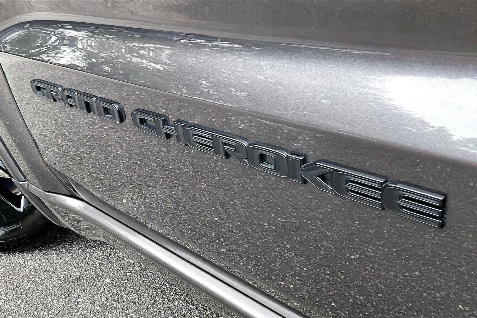 Used 2020 Granite Crystal Metallic Clearcoat Jeep Altitude image 10