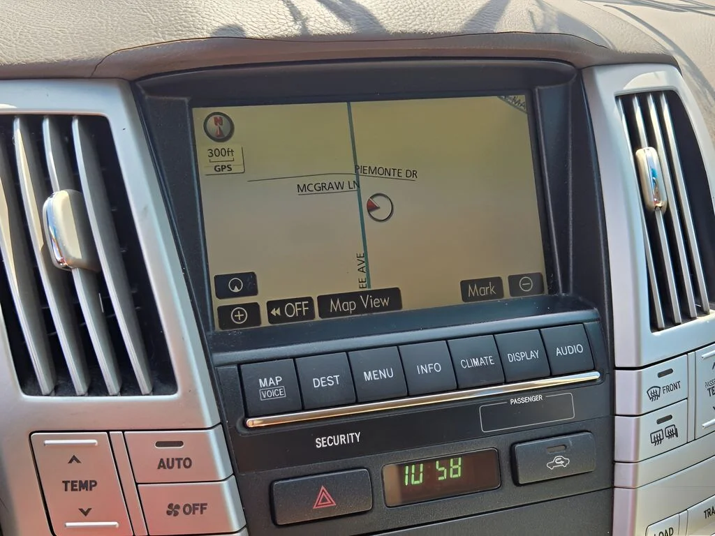 Used 2007 White Lexus 350 image 27