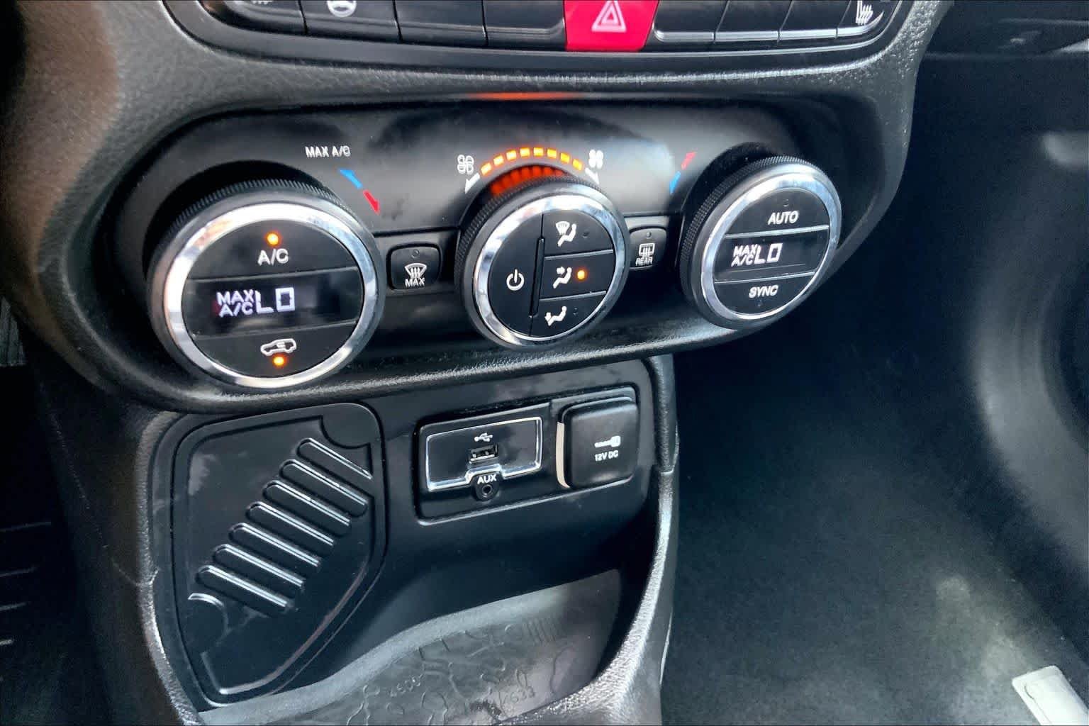 Used 2016 Glacier Metallic Jeep Limited image 32