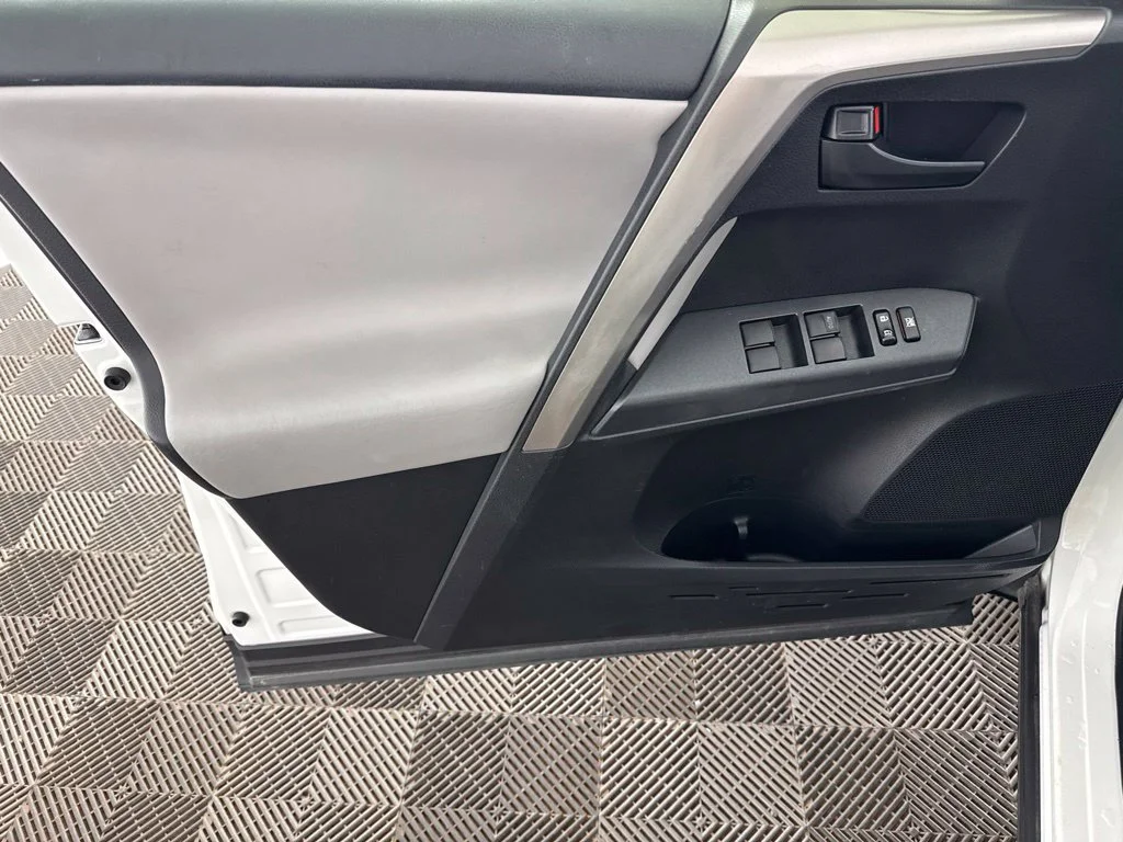 Used 2018 White Toyota LE image 30
