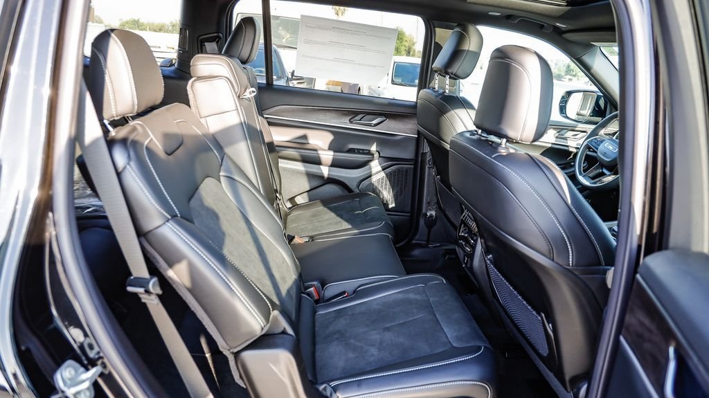 New 2026 Diamond Black Jeep Altitude image 20