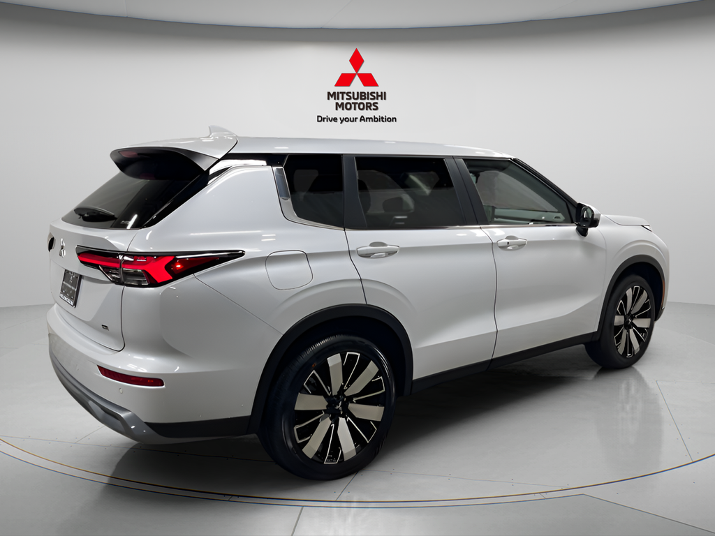 New 2026 White Diamond Mitsubishi SE image 3