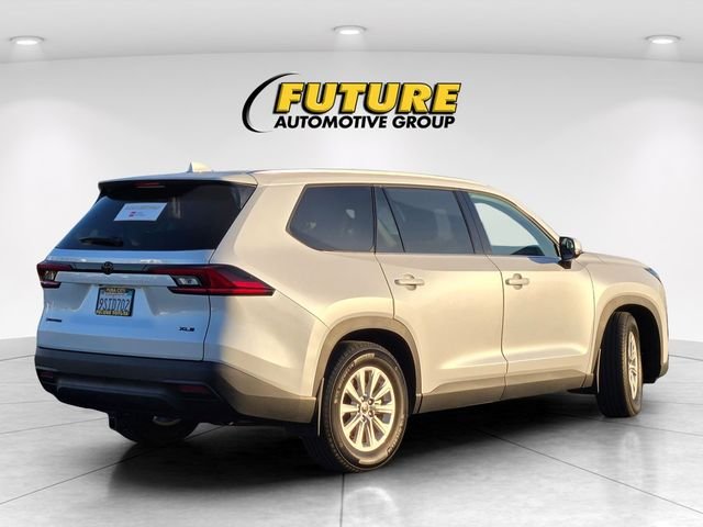 Used 2025 Off-white Toyota XLE image 4