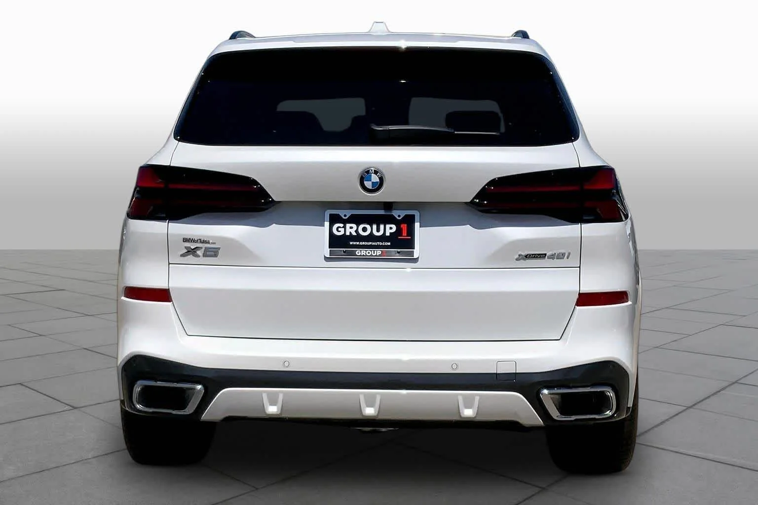 New 2026 Mineral White Metallic BMW xDrive40i image 4