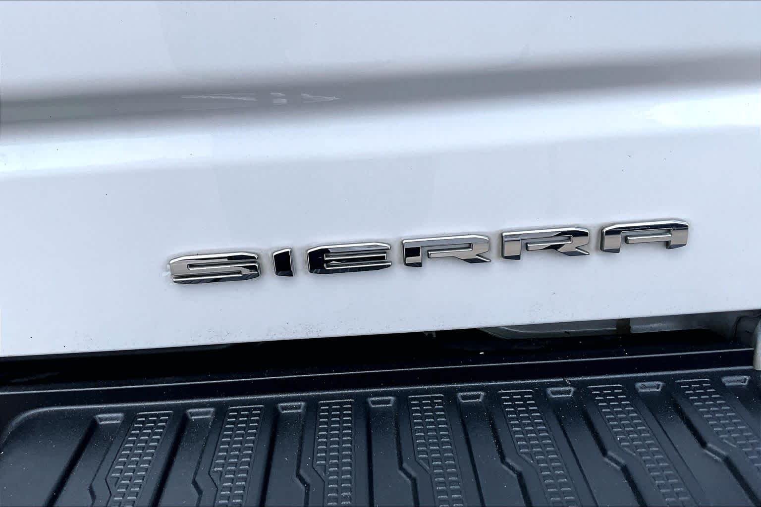 Used 2022 White Frost Tricoat GMC Denali image 10