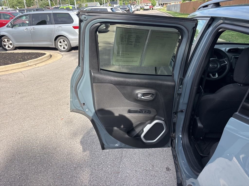 Used 2018 Gray Jeep Latitude image 31