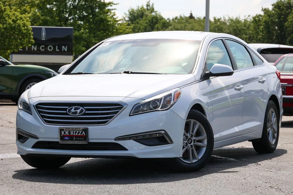 Used 2015 White Hyundai SE image 16