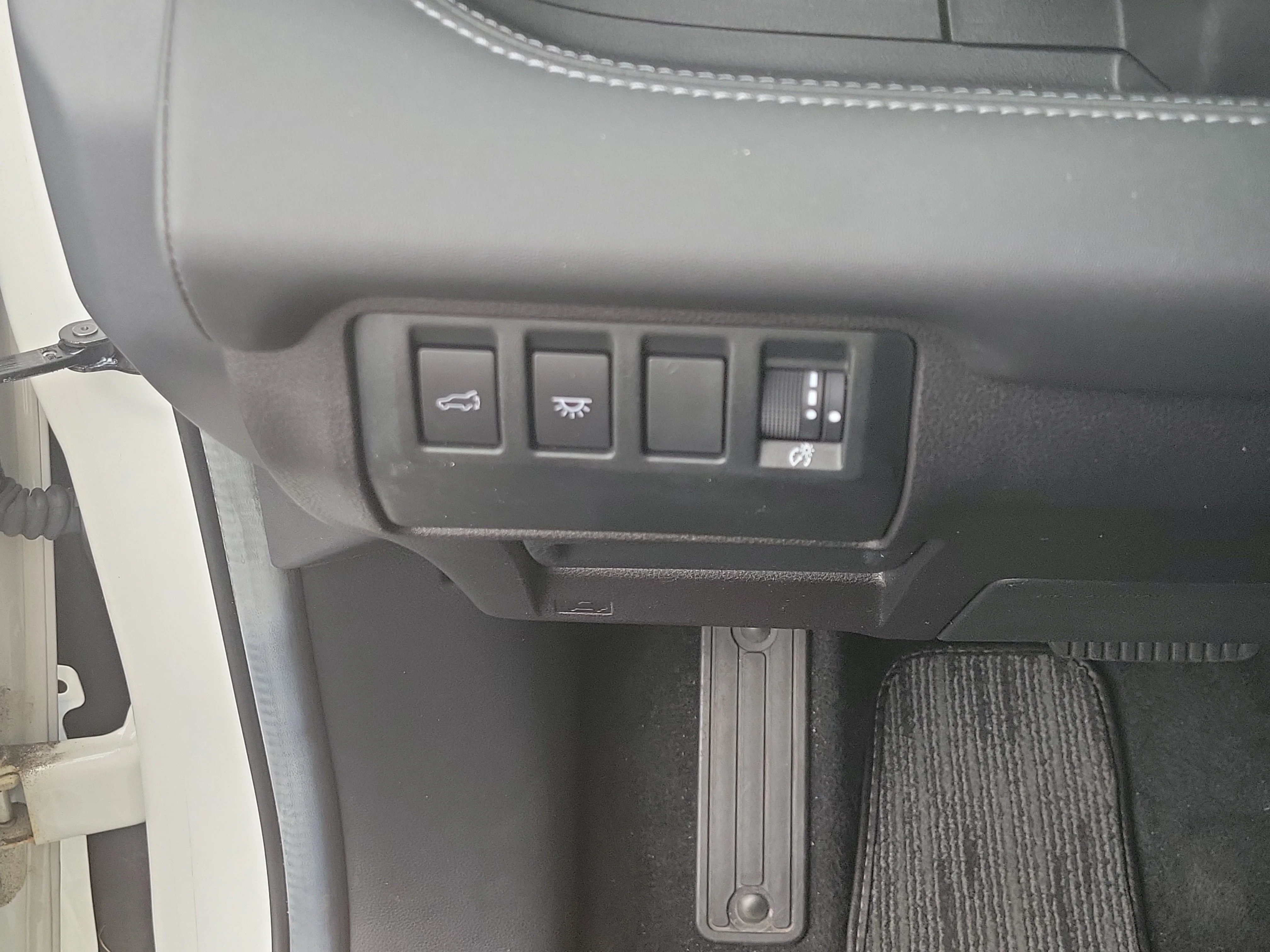Used 2024 Crystal White Pearl Subaru Limited image 27