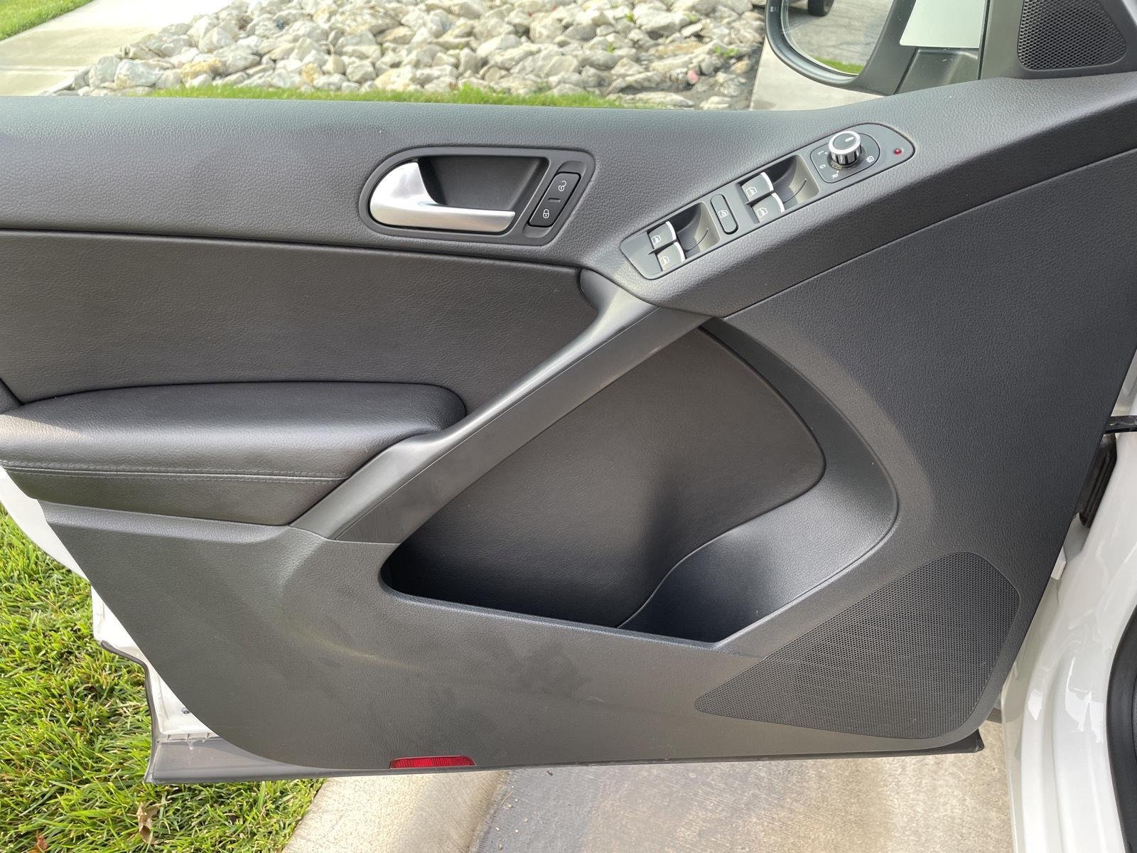 Used 2013 Candy White Volkswagen SE w/Sunroof & Nav image 18