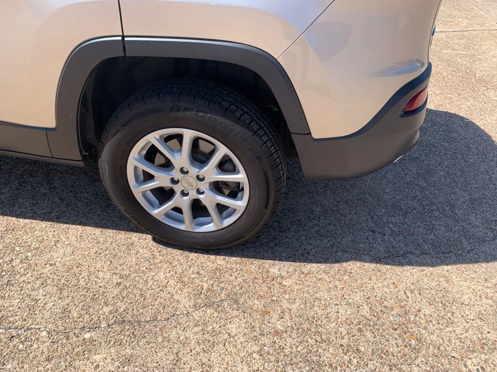 Used 2015 Beige Jeep Latitude image 26