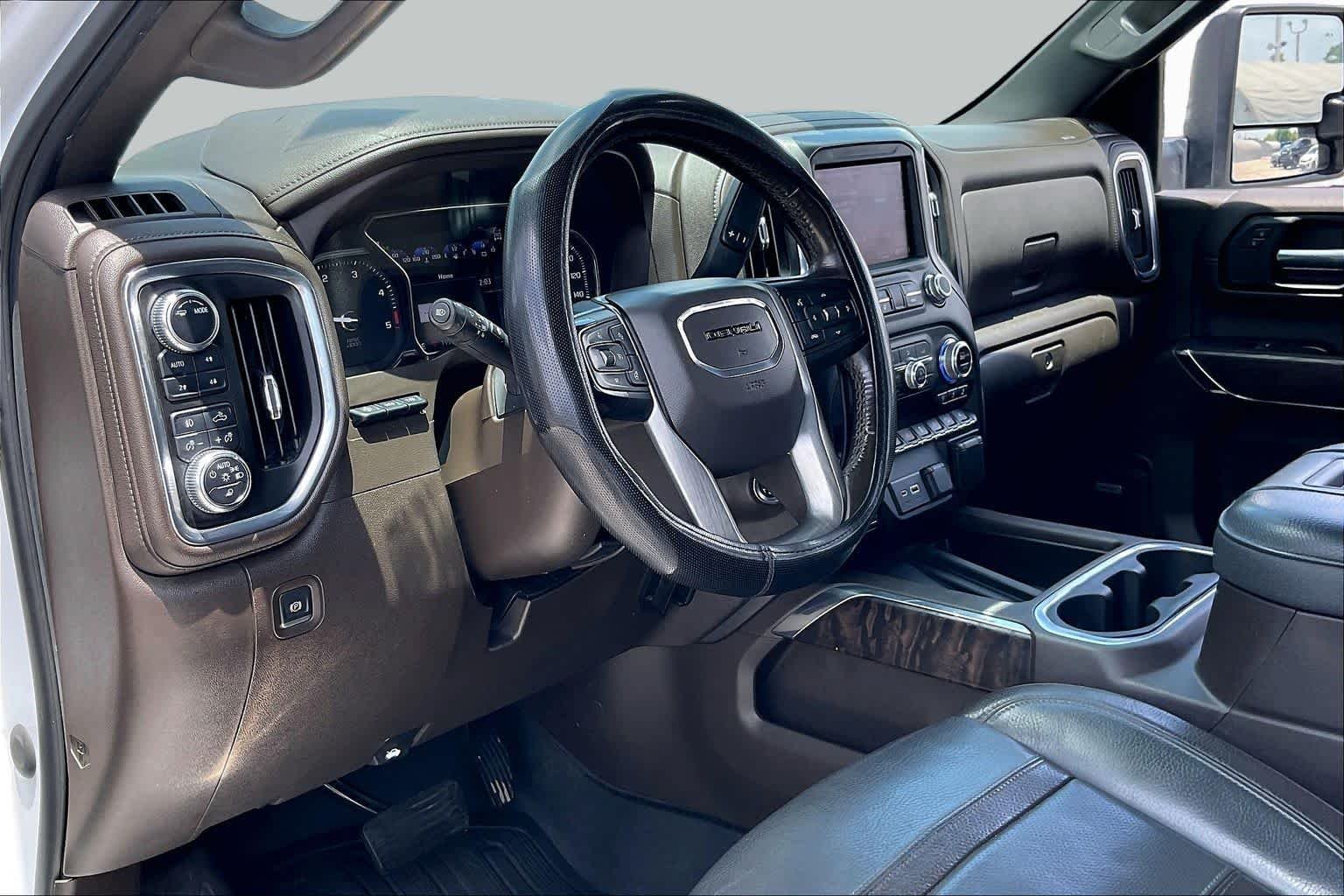 Used 2022 White Frost Tricoat GMC Denali image 17