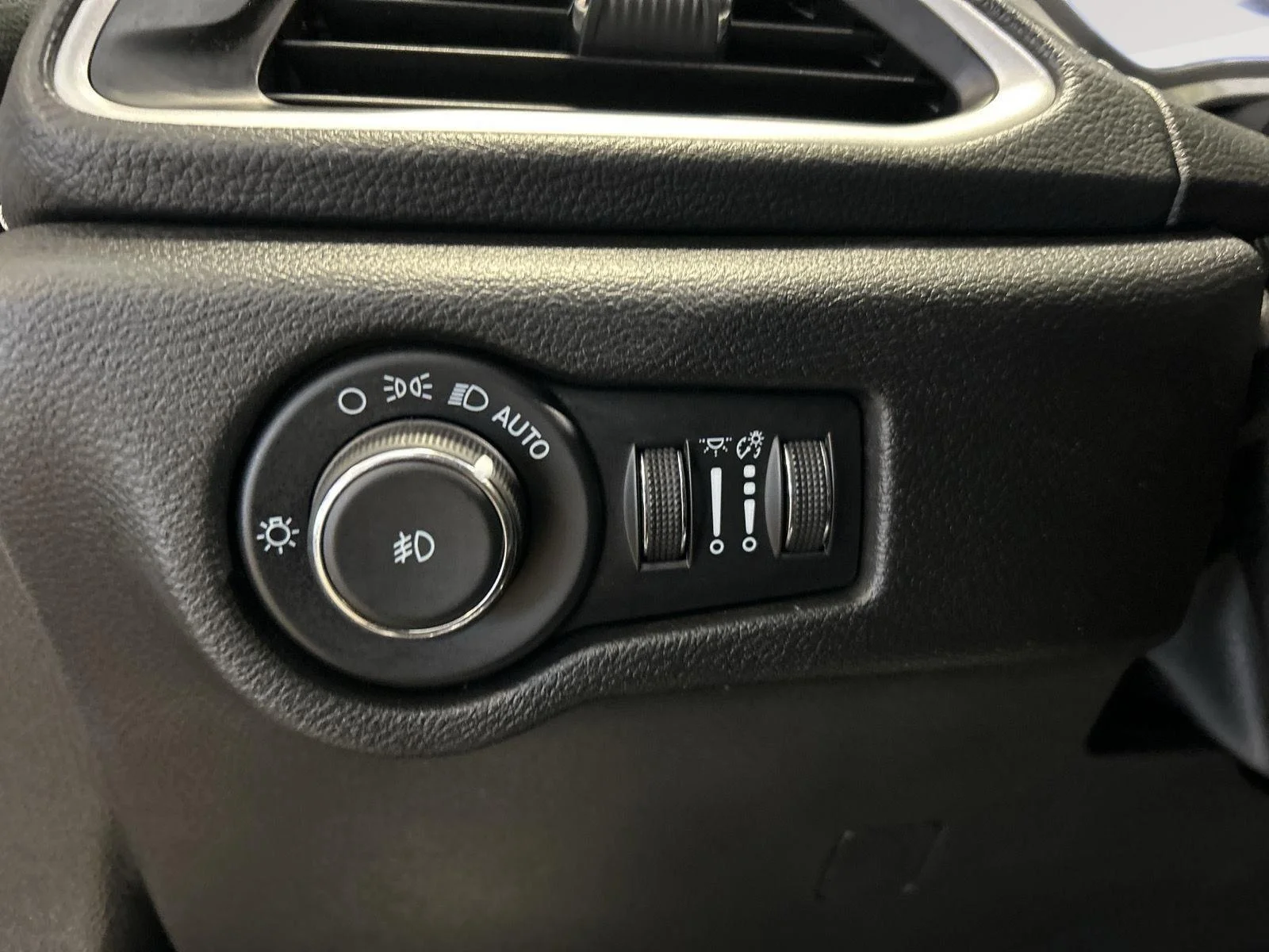 Used 2023 Bright White Clearcoat Chrysler Hybrid Touring L image 18