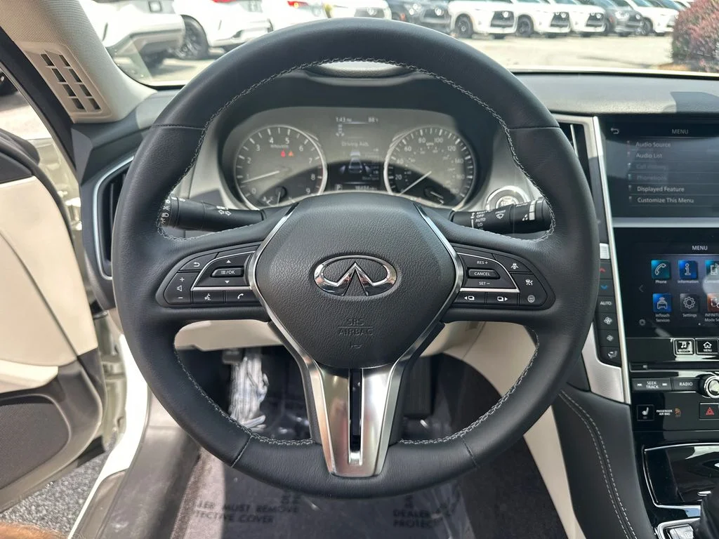 Used 2023 White INFINITI LUXE image 21