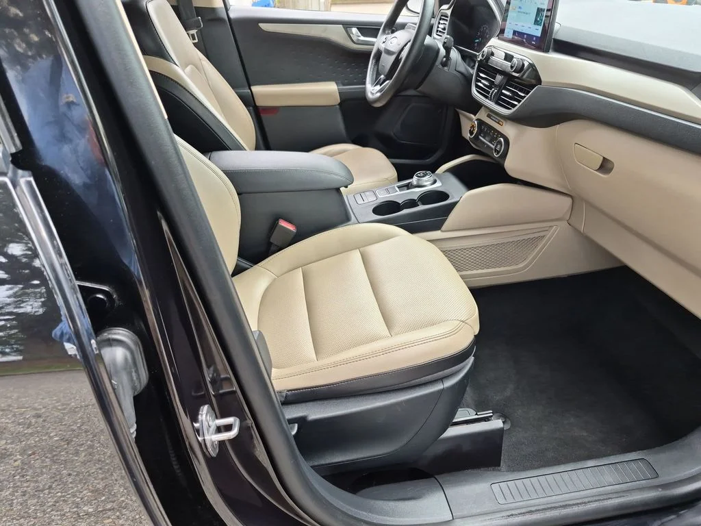 Used 2020 Black Ford SEL image 27