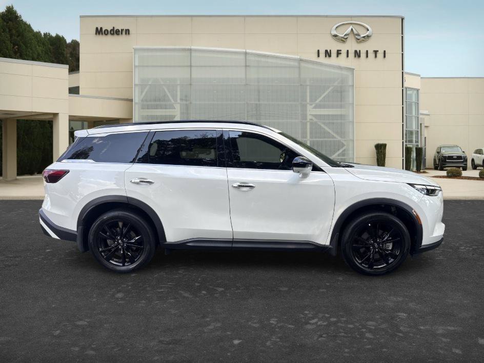 Used 2025 Majestic White INFINITI LUXE image 4