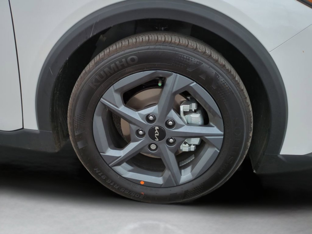 New 2026 Snow White Pearl Kia LXS image 11
