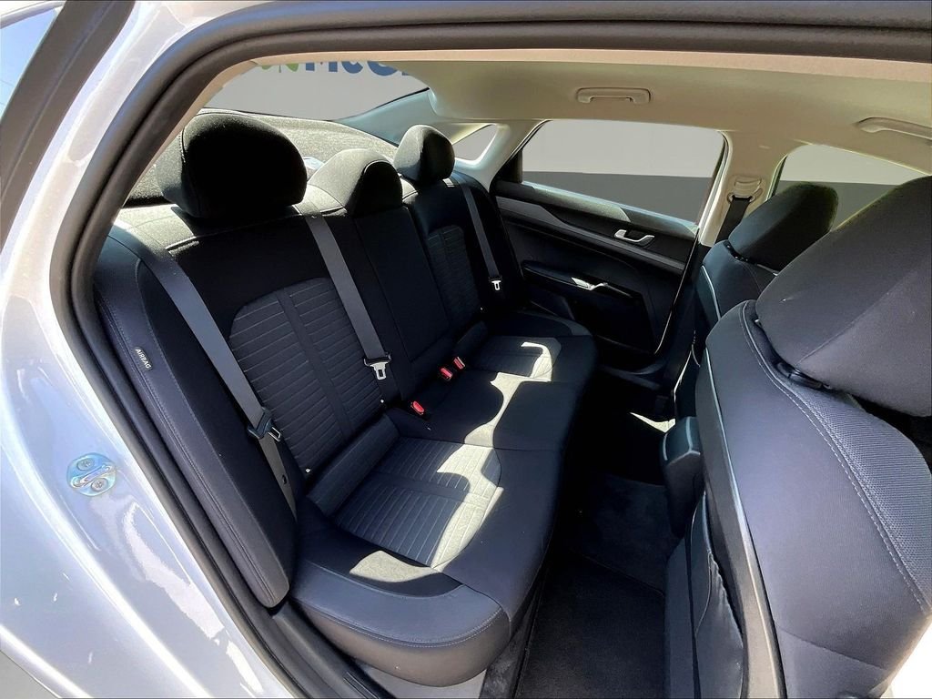 Used 2025 White Kia LXS image 25