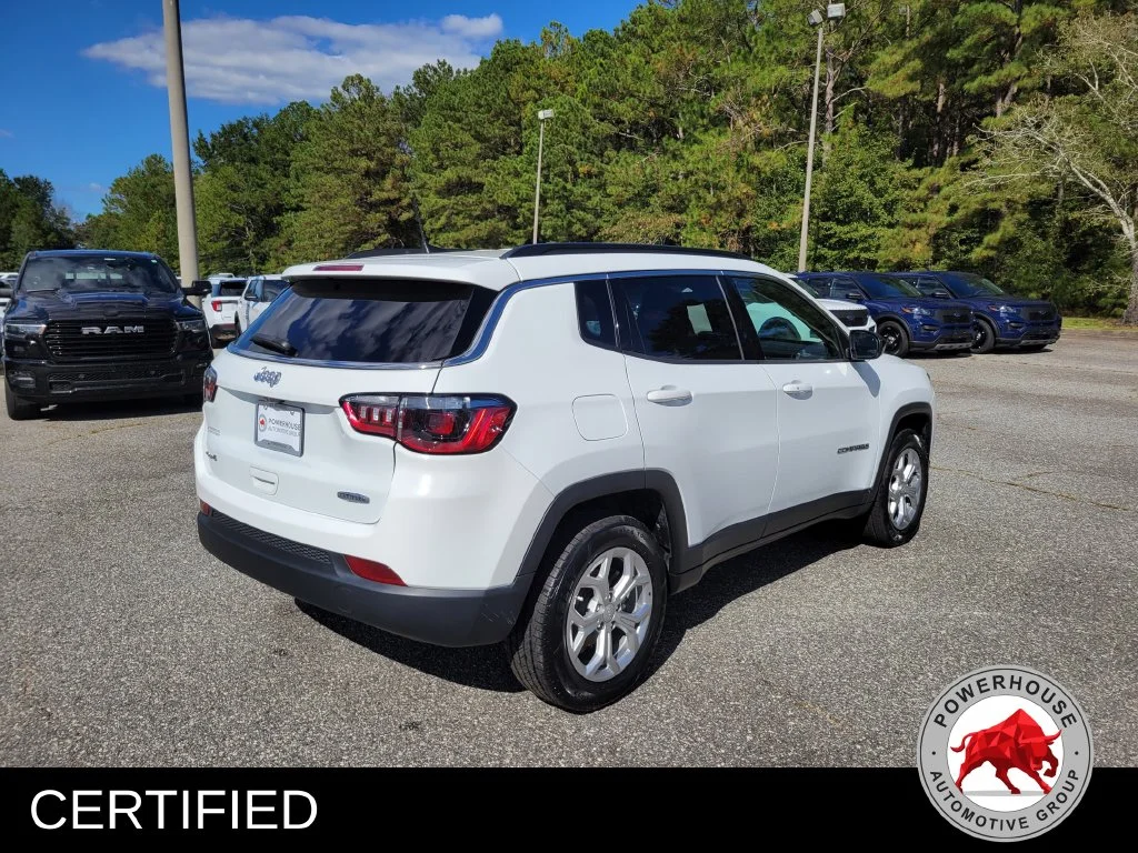 Used 2024 White Jeep Latitude image 6