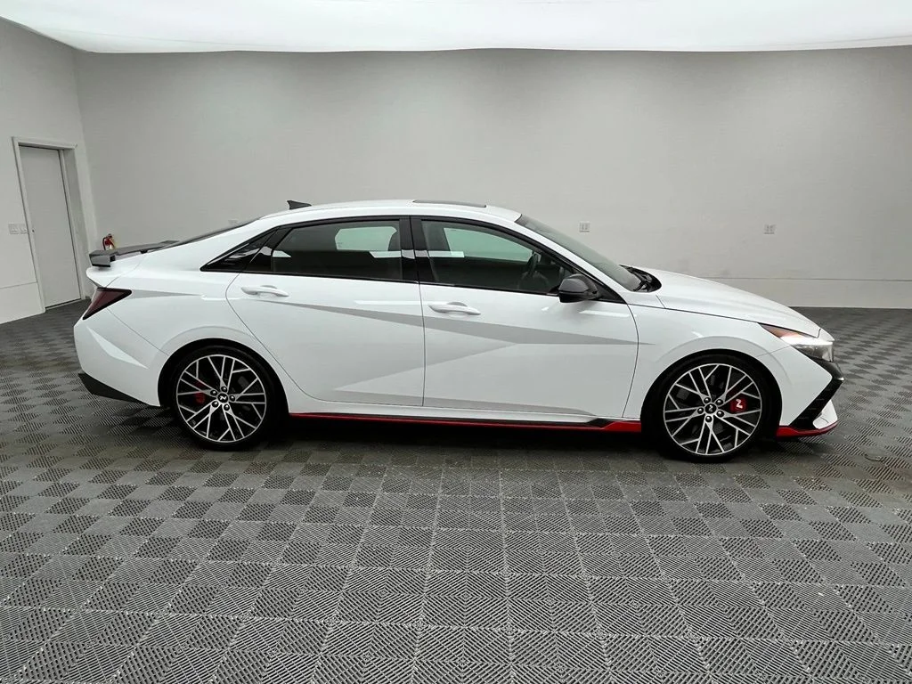 Used 2022 White Hyundai Base image 7