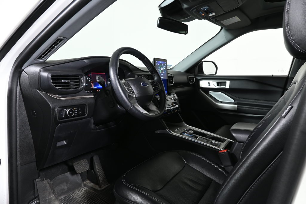 Used 2023 White Metallic Ford Limited image 4
