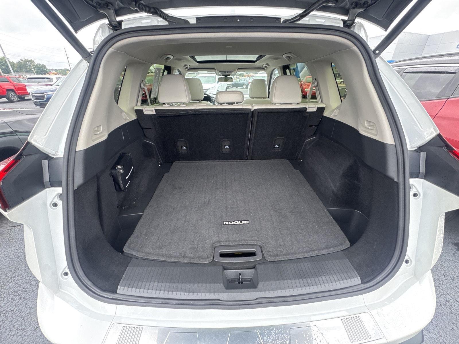 Used 2024 Everest White Pearl Nissan SV image 13